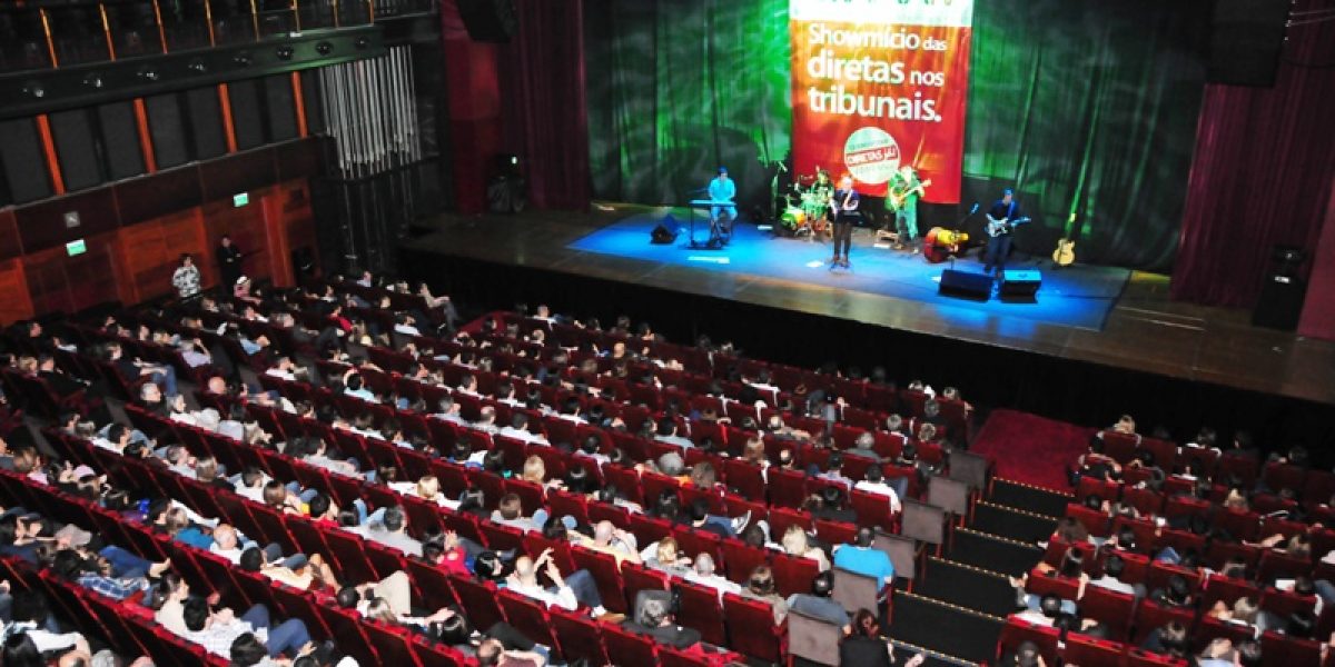 Noite de sucesso: teatro lotado no Showmício das Diretas Já