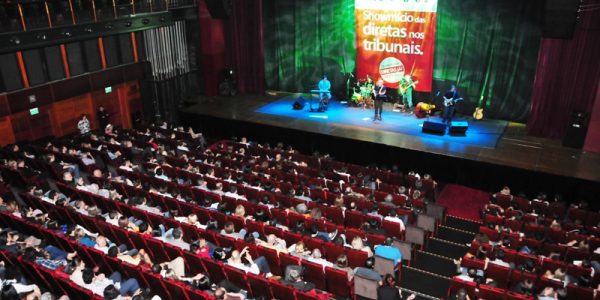 Noite de sucesso: teatro lotado no Showmício das Diretas Já