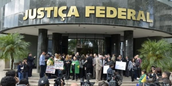Magistrados fazem manifestação contra projeto que pune abuso de autoridade