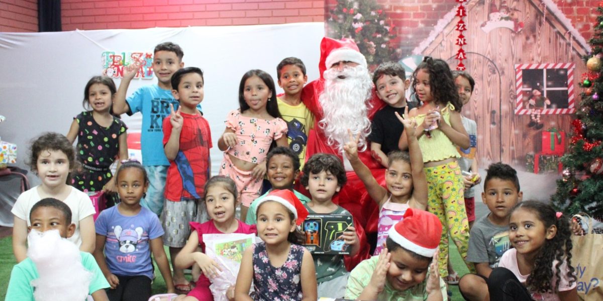 Parceria promove Natal especial às crianças da Escola Afonso Guerreiro Lima