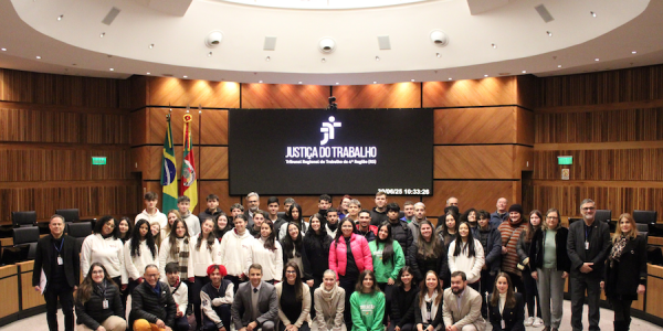 Programa Trabalho, Justiça e Cidadania mostra estrutura do TRT-4 a alunos de Caxias do Sul