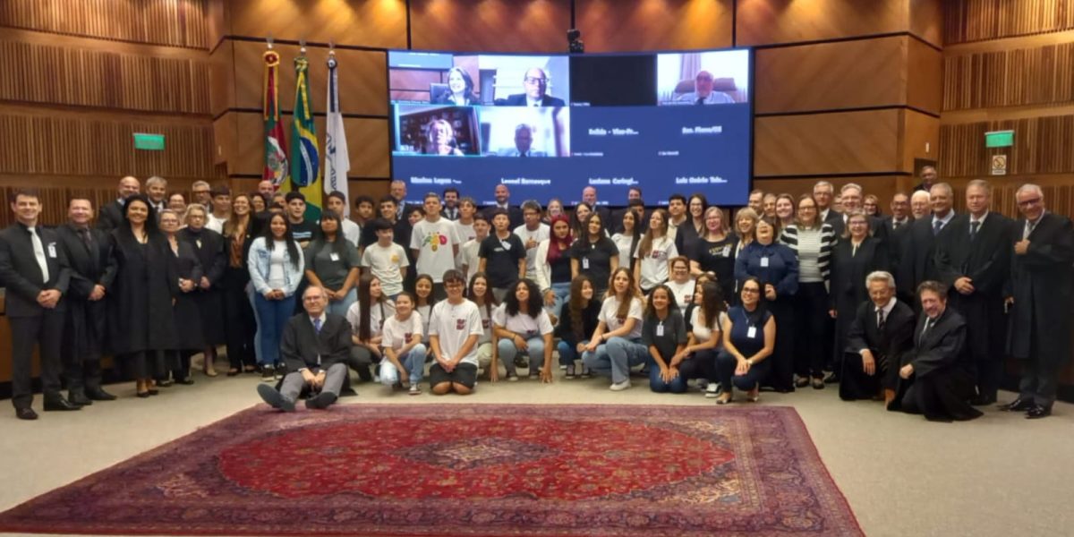 Estudantes visitam sede da Justiça do Trabalho gaúcha e conhecem rotina do tribunal