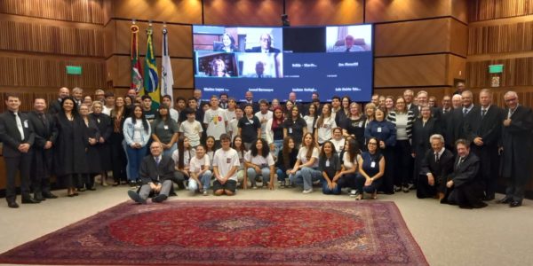 Estudantes visitam sede da Justiça do Trabalho gaúcha e conhecem rotina do tribunal